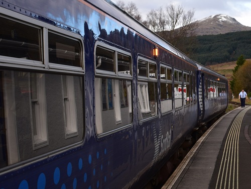Northern train at the Ribblehead train station platform